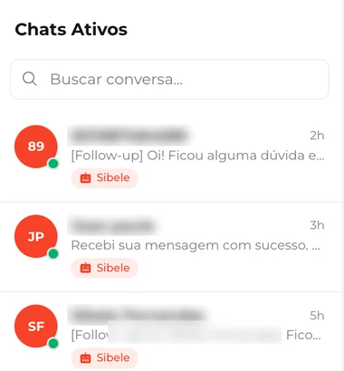Lista de conversas ativas na plataforma, cada uma com o agente que está conduzindo